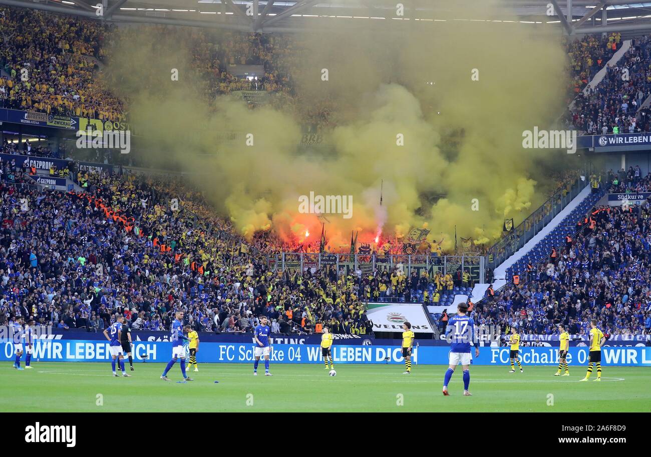 Gelsenkirchen, Deutschland. 26 Okt, 2019. firo: 26.10.2019, Fußball, Fussball: 1. Bundesliga, Saison 2019/2020, FC Schalke 04 - BVB Borussia Dortmund BVB Ultras, Feuer, Feuerwerk, Pyrotechnik, Spiel verzögern, Rauch. | Verwendung der weltweiten Kredit: dpa/Alamy leben Nachrichten Stockfoto