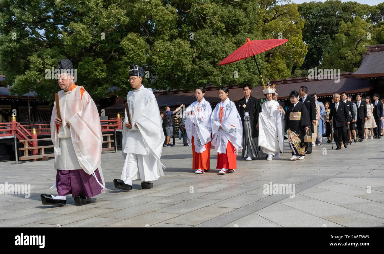 Tokyo, Japan - 31. Oktober 2018: Eine traditionelle japanische Hochzeit Prozession in der Nähe der Meiji Tempel in Tokio, Japan. Stockfoto