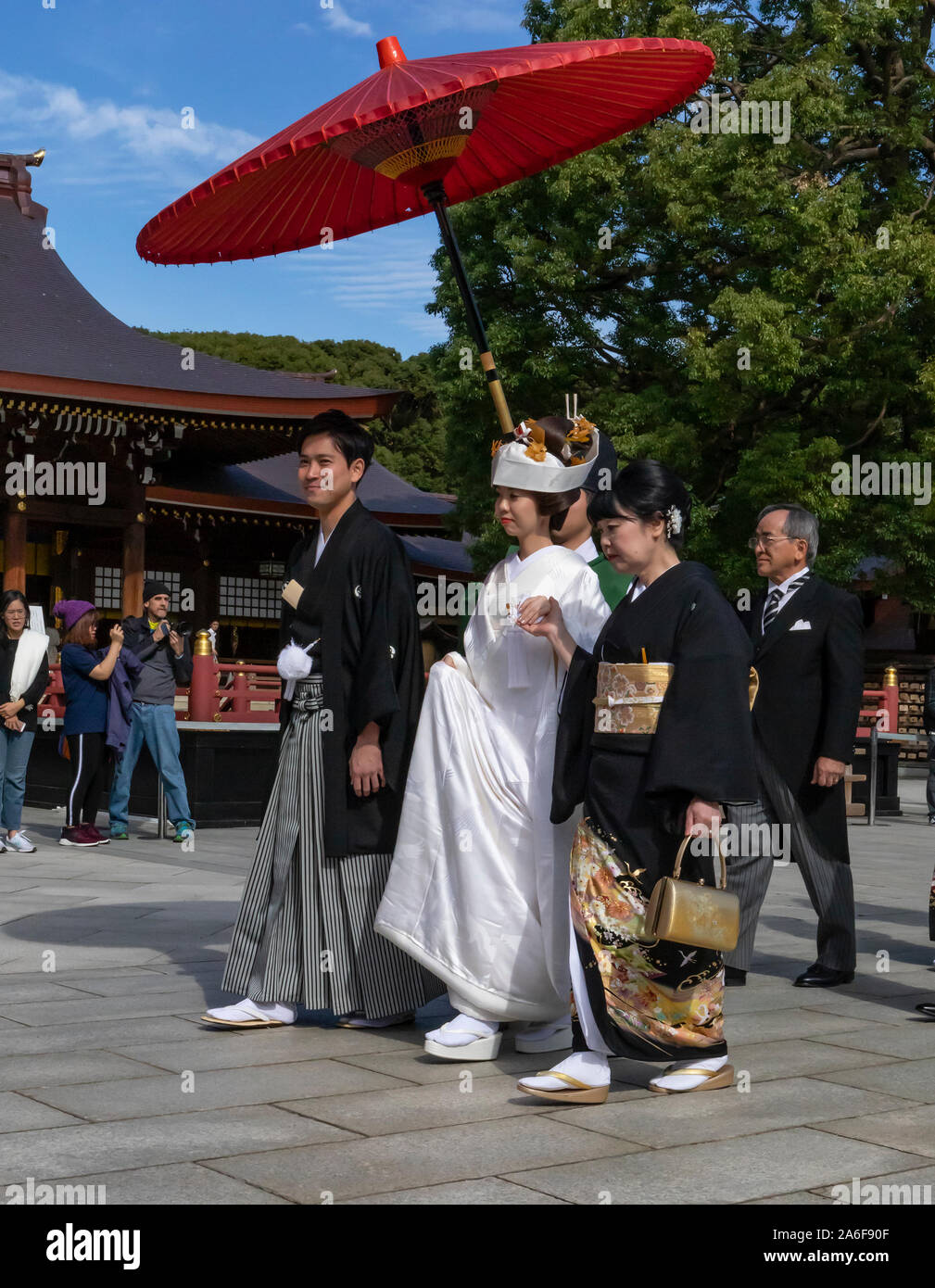 Tokyo, Japan - 31. Oktober 2018: Die Braut und der Bräutigam in einem traditionellen japanischen Hochzeit Prozession in der Nähe der Meiji Tempel in Tokio, Japan. Stockfoto