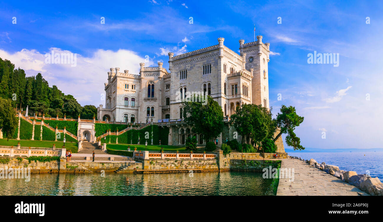 Eine der schönsten Burgen Italiens - Miramar Castle in Triest. Stockfoto