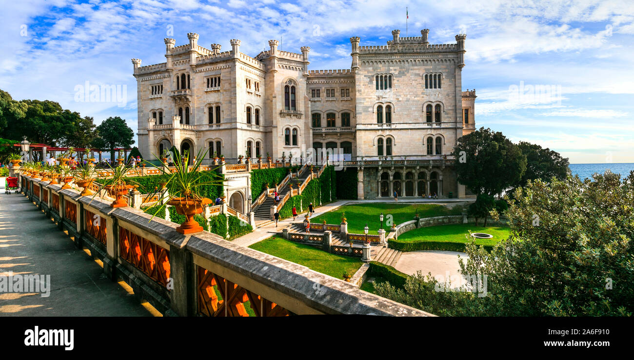 Eine der schönsten Burgen Italiens - Miramar Castle in Triest. Stockfoto