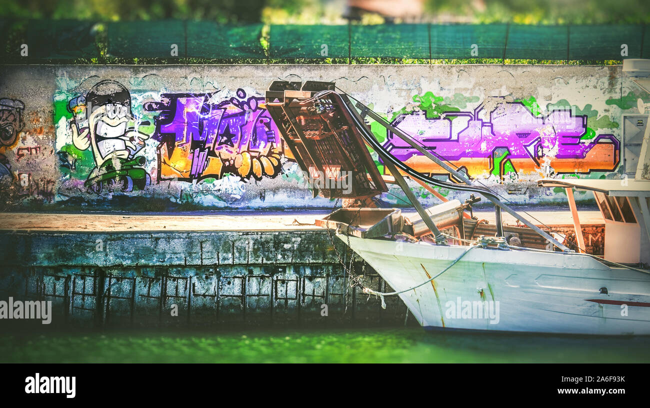 Altes Boot Hafen der Stadt pier Bunten Graffiti grün Stockfoto