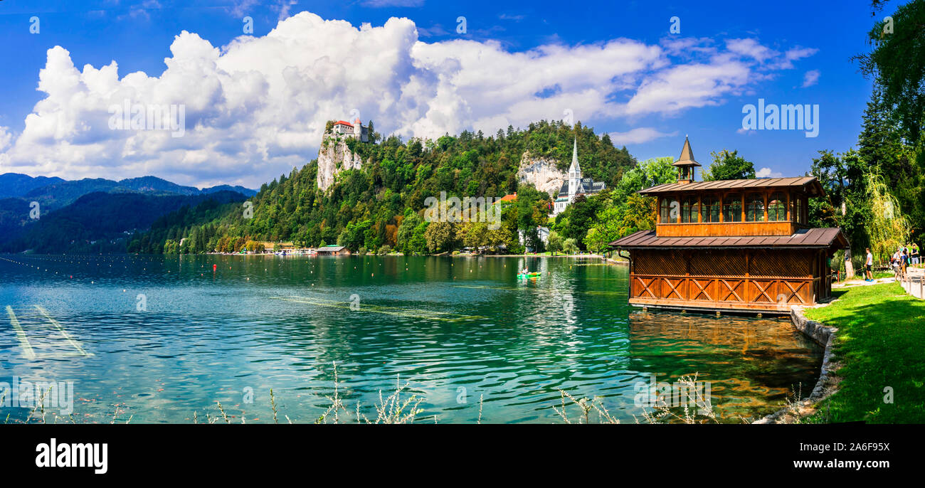 Schönen Bleder See, Ansicht mit alten Burg und Berge, Slowenien. Stockfoto