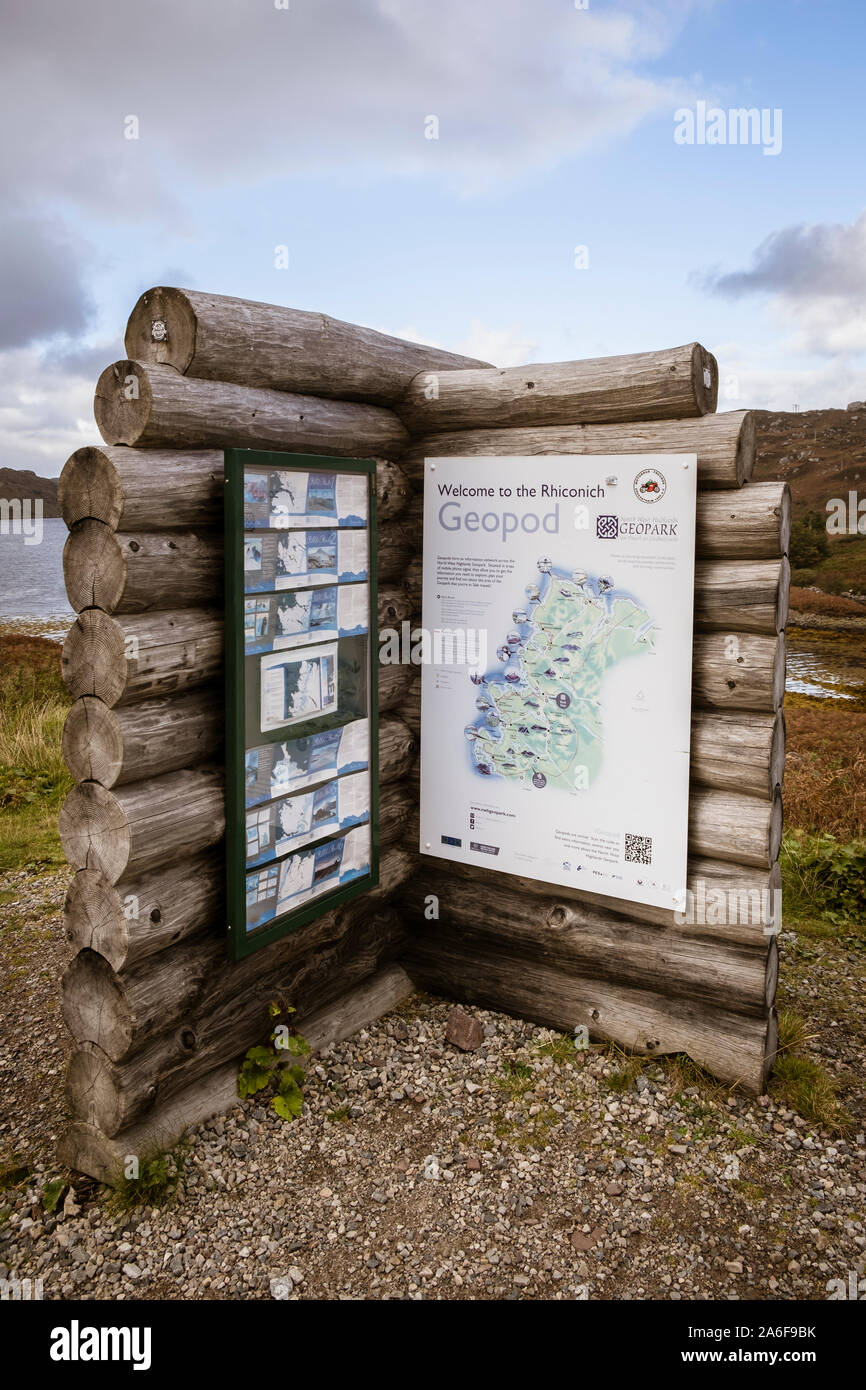 North West Highlands Geopark, Geopod interpretative Aushang mit Karte und geologische Informationen an Rhiconich in Sutherland in den schottischen Highlands Stockfoto