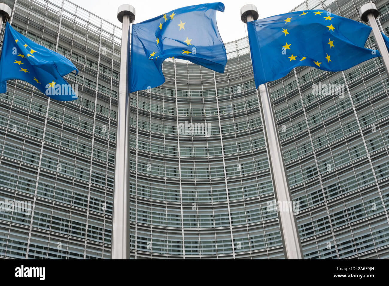 Europäische Flaggen ausserhalb der Europäischen Kommission, Boulevard Charlemagne, Brüssel, Belgien fliegen Stockfoto