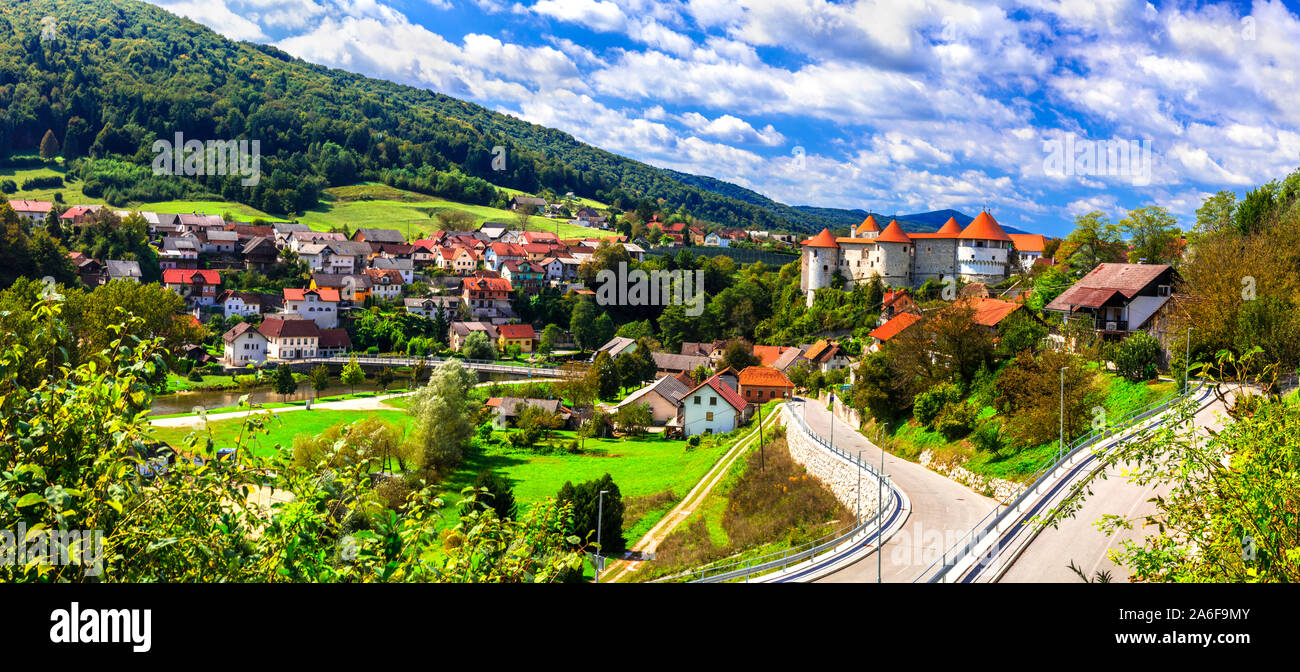 Schönen mittelalterlichen Burgen von Slowenien - Zuzemberk am Fluss Krka Stockfoto
