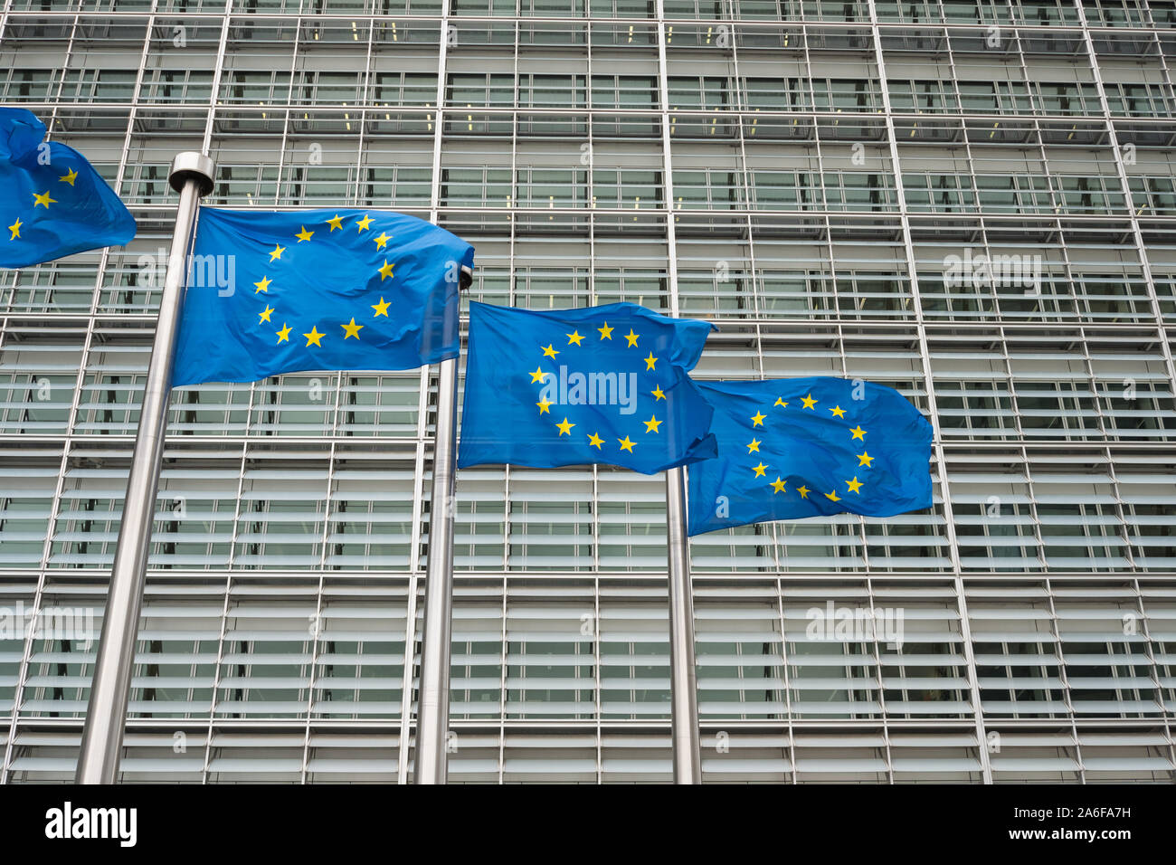 Europäische Flaggen ausserhalb der Europäischen Kommission, Boulevard Charlemagne, Brüssel, Belgien fliegen Stockfoto