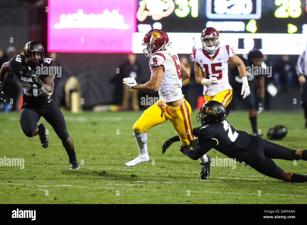 Oktober 25, 2019: USC Trojans wide receiver Michael Pittman jr. (6) Bleibt auf seine Füße nach Colorado Buffaloes Sicherheit Mikial Onu (2) vermisst die tacklein der zweiten Hälfte des Spiels zwischen Colorado und USC bei Folsom Field in Boulder, CO. USC sammelte zu Gewinnen 35-31. Derek Regensburger/CSM. Credit: Cal Sport Media/Alamy Live News Credit: Cal Sport Media/Alamy leben Nachrichten Stockfoto