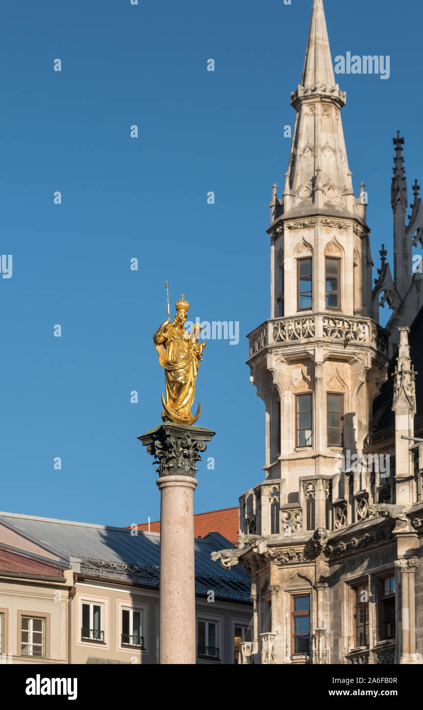 Münchener Wahrzeichen, die große Spalte in Marienplatz errichtet im Jahre 1638 gekrönt von einem goldenen Statue der Jungfrau Maria. Altstadt, München, Bayern, Deutschland. Stockfoto