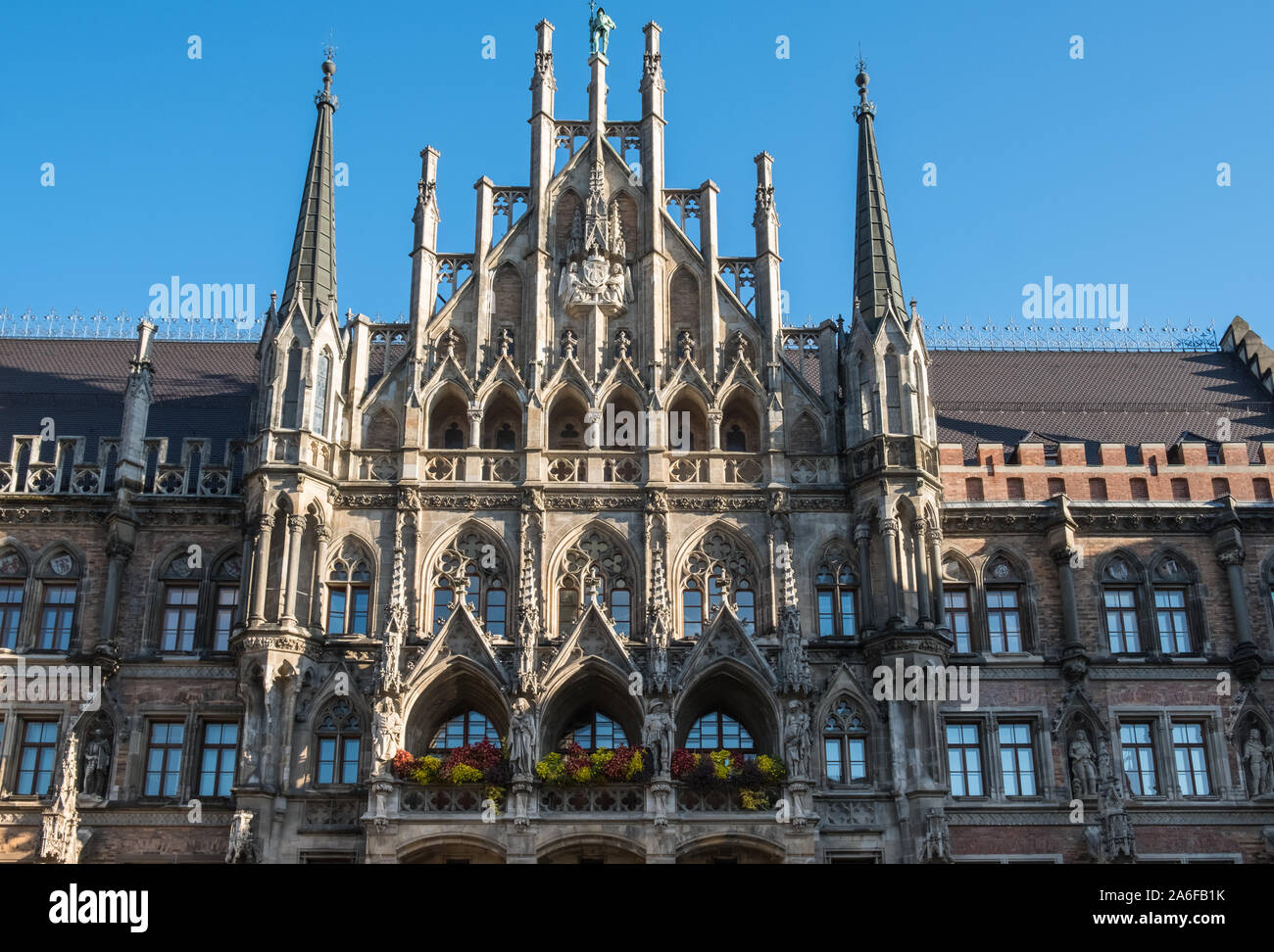 Die architektonischen Details des Neuen Rathauses (Neues Rathaus) mit seinen reich verzierten neo-gotischen Fassade, Marienplatz, Altstadt, München, Bayern, Deutschland Stockfoto