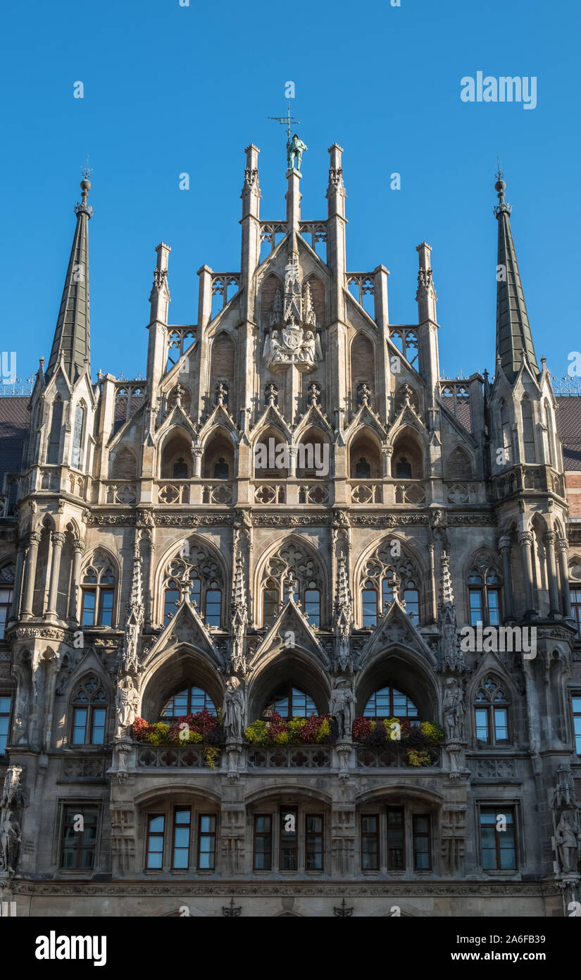 Die architektonischen Details des Neuen Rathauses (Neues Rathaus) mit seinen reich verzierten neo-gotischen Fassade, Marienplatz, Altstadt, München, Bayern, Deutschland Stockfoto