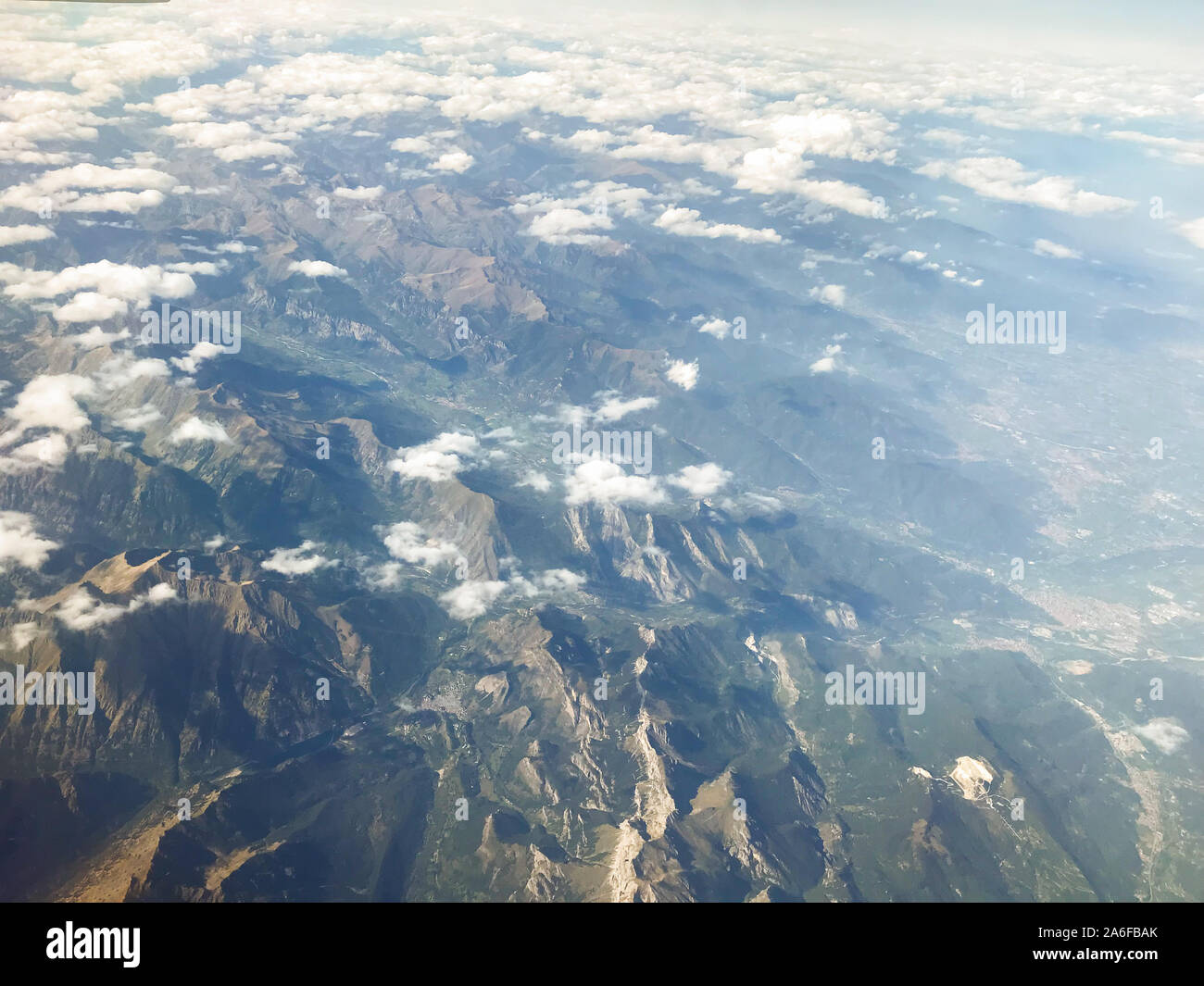 Aerophotography der Schweizer Alpen mit Wolken. Höhe der Fotografie. Stockfoto