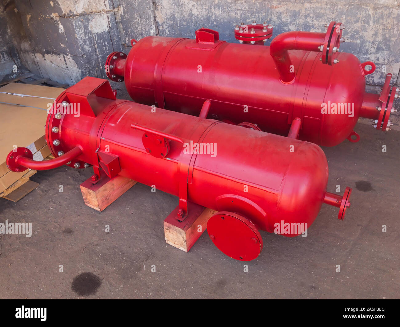 Red Industriewärmetauscher, Rohr, Shell und Rohr hohe Effizienz. Auf dem Betonboden. Für jeden Zweck verwenden Stockfoto