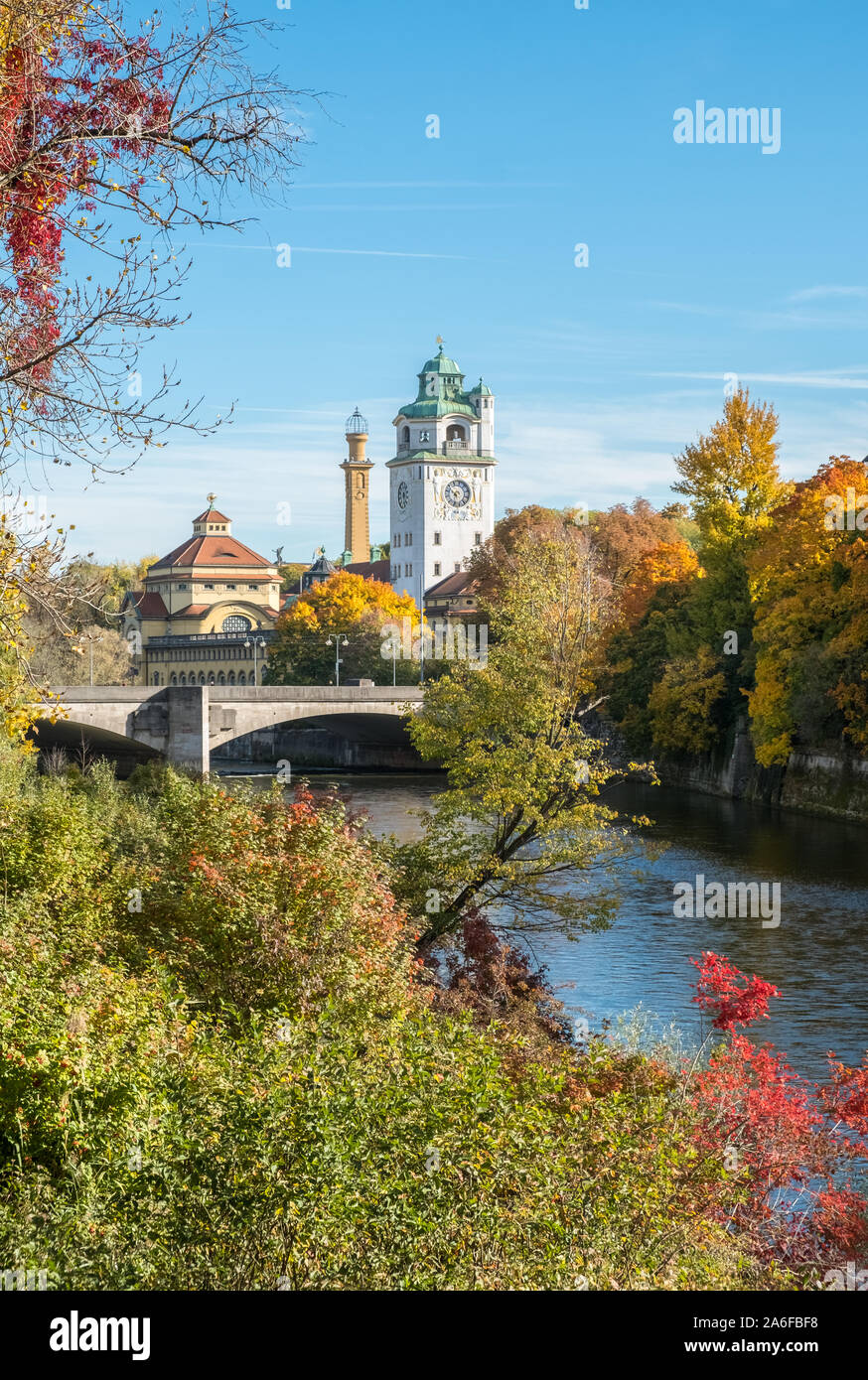 Herbst (Oktober). München, Bayern, Deutschland. Blick auf die Isar und der Art noveau Mullersches Volksbad pool Gebäude im Hintergrund. Stockfoto