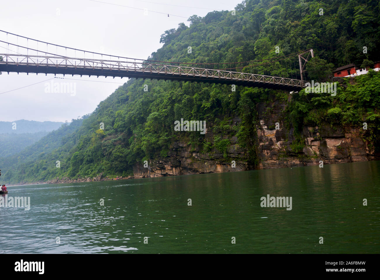 Die hängenden Hängebrücke von Umngot Fluss in Dawki, Shillong, India-Bangladesh Meghalay in der Nähe der Grenze von unten aus dem Fluss gesehen Stockfoto