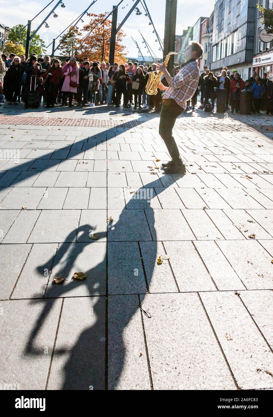 Die Stadt Cork, Cork, Irland. 26. Oktober, 2019. Hyde Park Messing spielen eine improvisierte Performance für die Öffentlichkeit über die Grand Parade während der Jazz Festival in Cork, Irland. - Gutschrift; David Creedon/Alamy leben Nachrichten Stockfoto