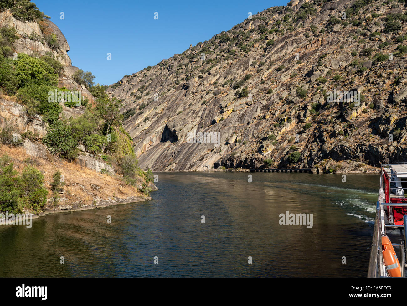 River Boat Kreuzfahrt auf Douro fließt durch enge Felsschlucht in Portugal in der Nähe von Rome Stockfoto