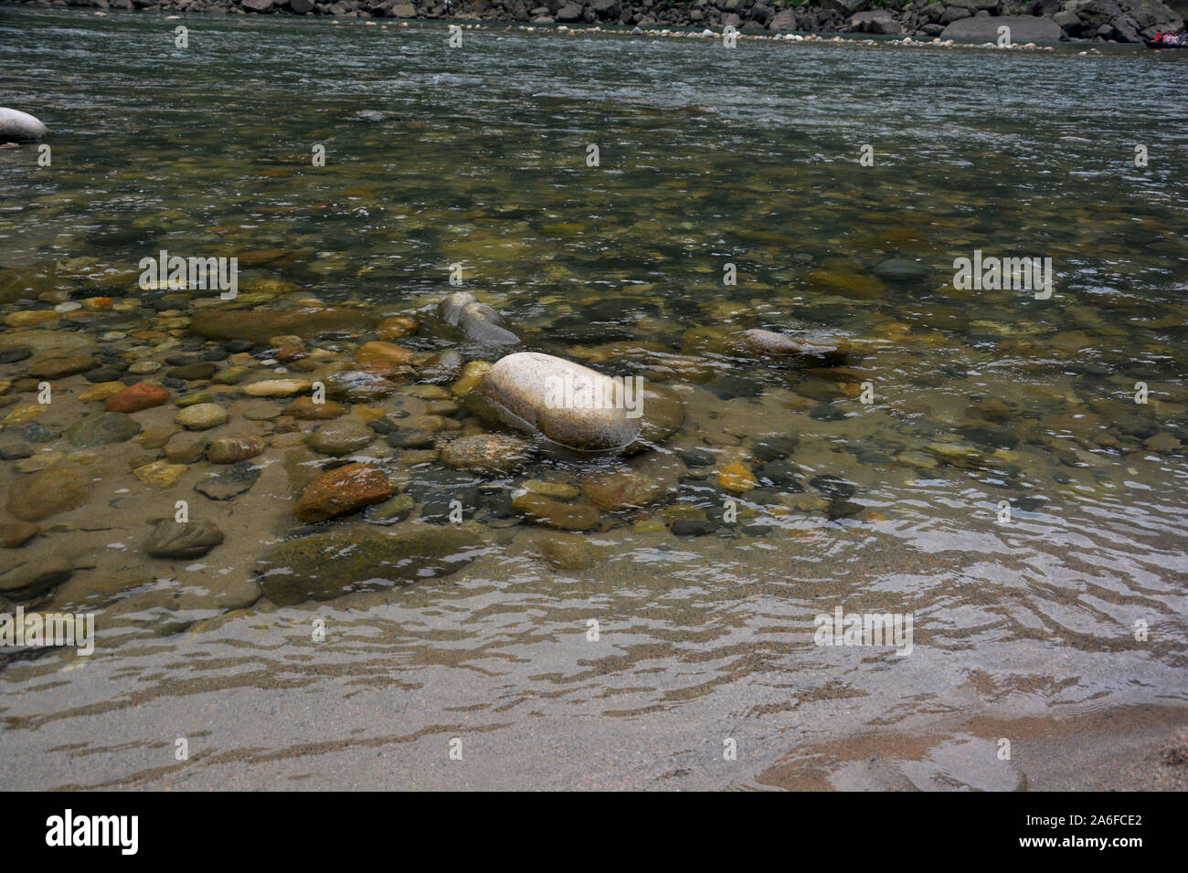 Einige Steine unter Wasser in das klare Wasser des Flusses dawki, Shilong, Meghalaya in Nahaufnahme Stockfoto
