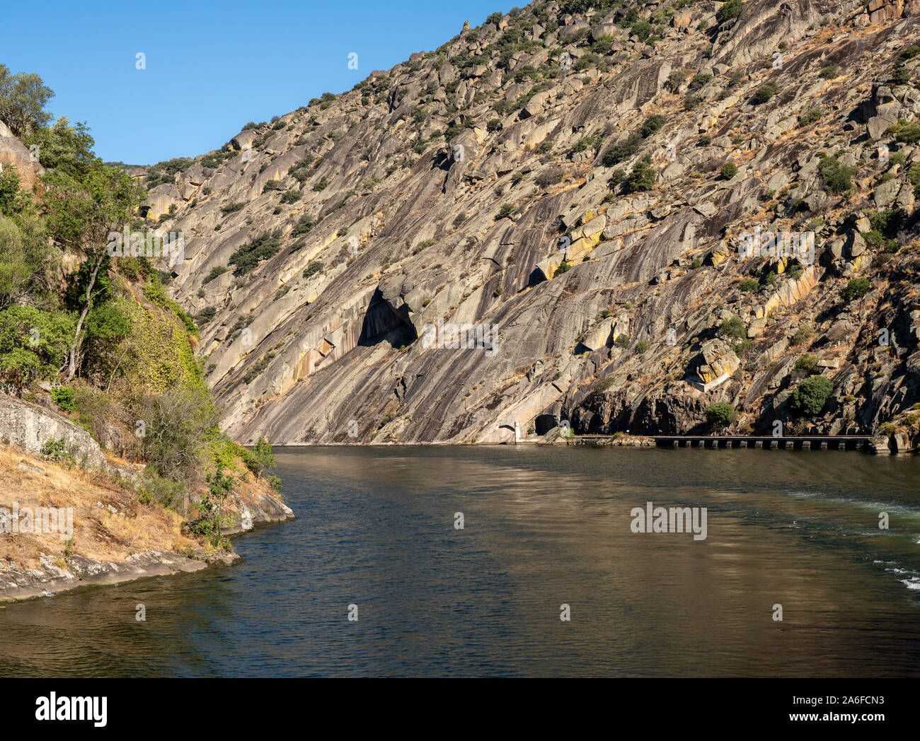 Fluss Douro fließt durch enge Felsschlucht in Portugal in der Nähe von Rome Stockfoto