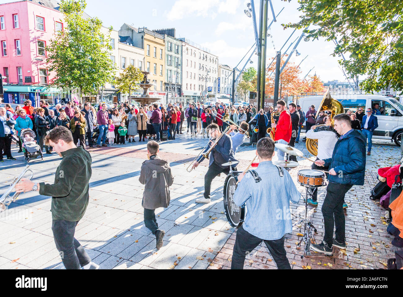 Die Stadt Cork, Cork, Irland. 26. Oktober, 2019. Hyde Park Messing spielen eine improvisierte Performance für die Öffentlichkeit über die Grand Parade während der Jazz Festival in Cork, Irland. - Gutschrift; David Creedon/Alamy leben Nachrichten Stockfoto