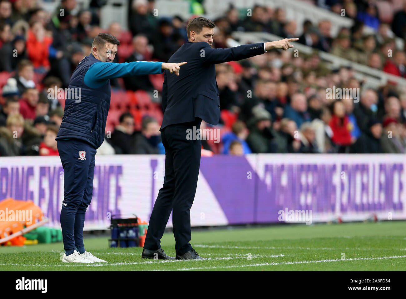 Middlesbrough assistant Robbie Keane mit Manager Jonathan Woodgate (rechts) während der Sky Bet Meisterschaft Spiel im Riverside Stadium, Middlesbrough. Stockfoto