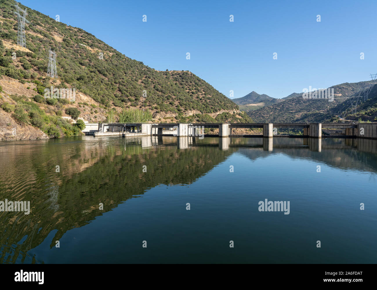 Solide Struktur des Valeira Damm am Fluss Dourowith sperren und Tore auf der linken Seite Stockfoto