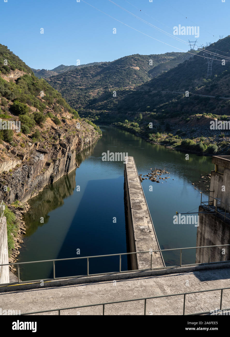 Solide Struktur des Valeira Damm am Fluss Douro in Portugal mit Blick von oben in die Schlucht Stockfoto