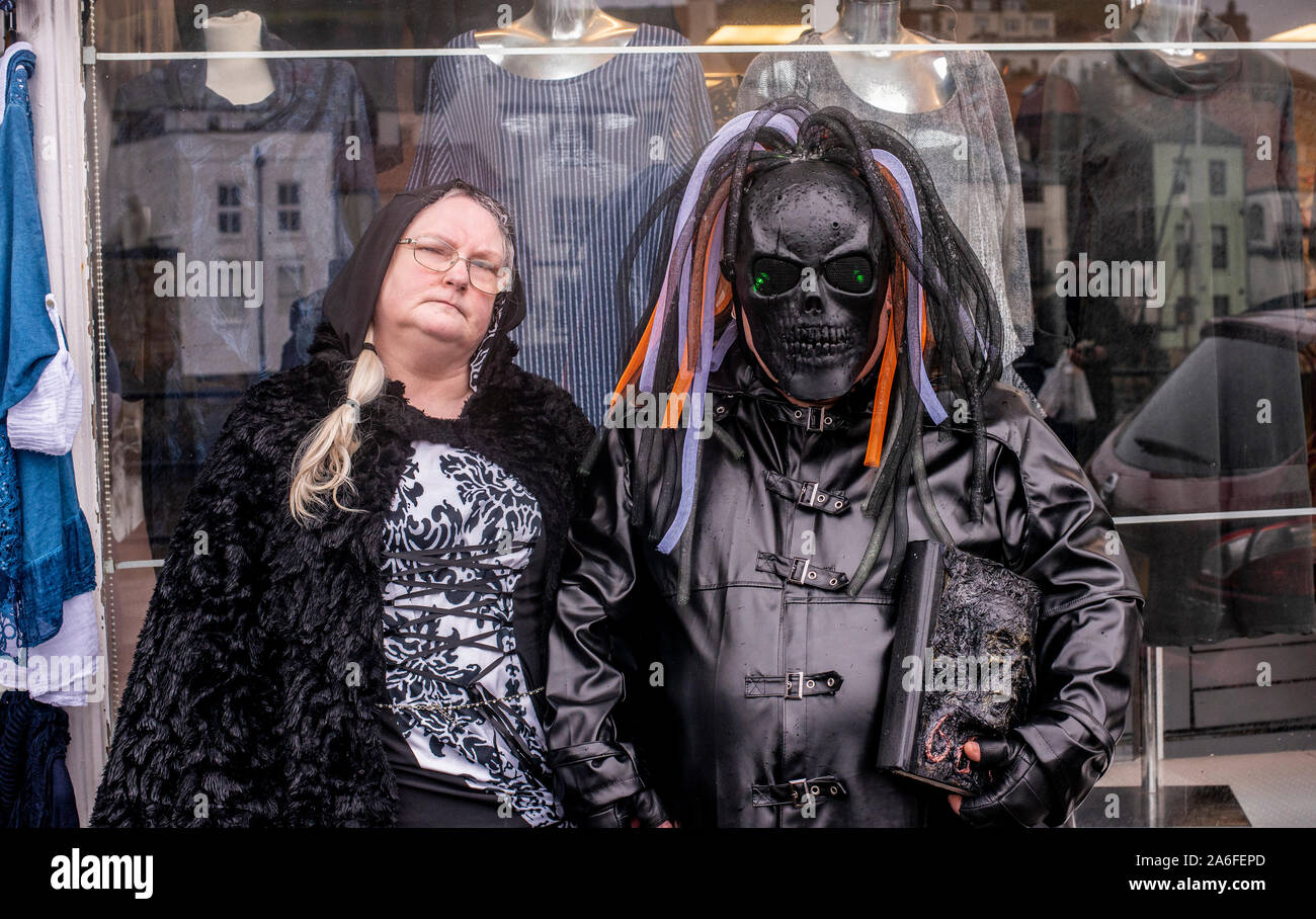 Paar in traditionellen Goth Kostüme, Whitby Goth Wochenende Festival, Whitby, North Yorkshire, UK, 26. Oktober 2019 Stockfoto