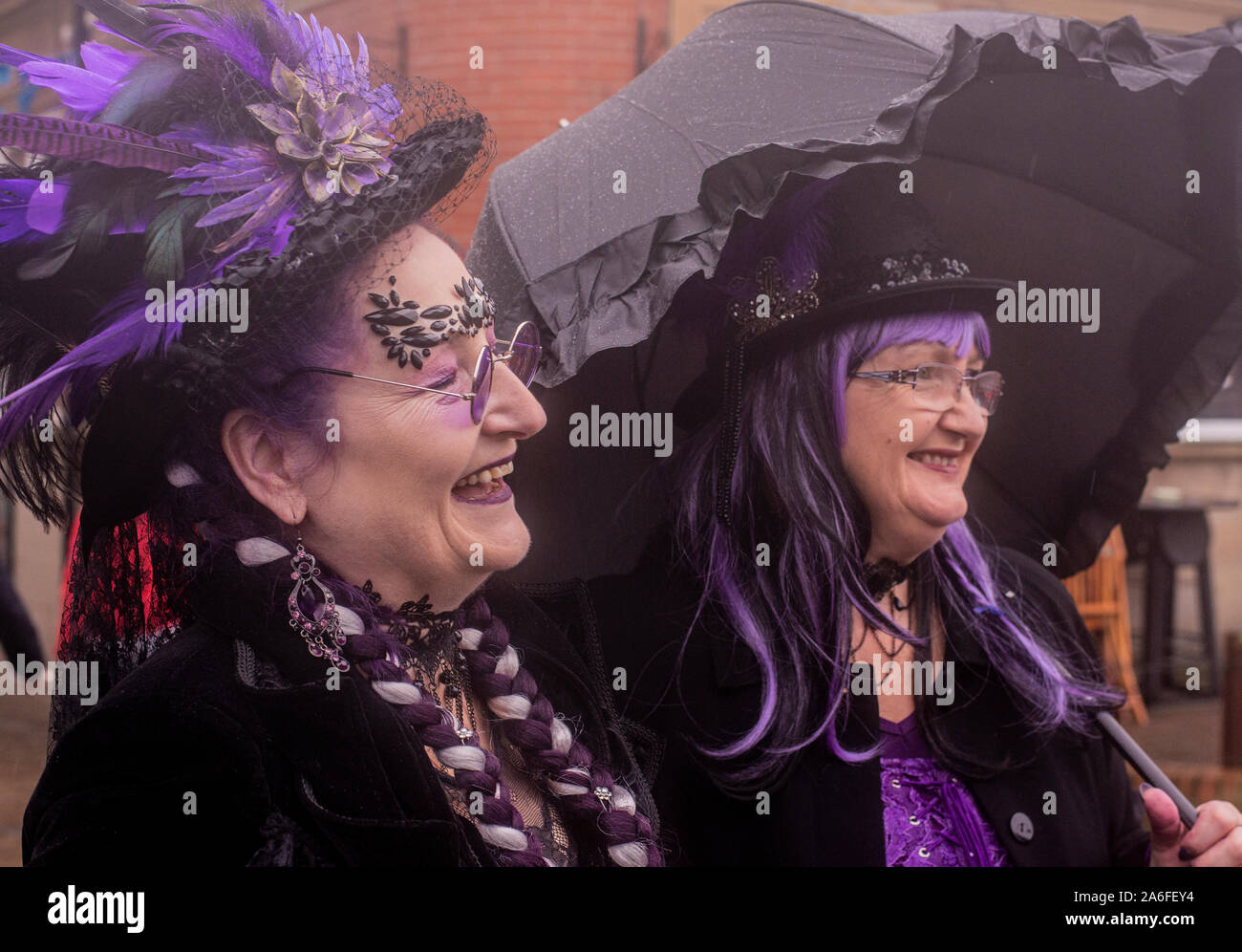 Zwei fröhliche Freunde in traditionellen Goth Kostüme, Whitby Goth Wochenende Festival, Whitby, North Yorkshire, UK, 26. Oktober 2019 Stockfoto