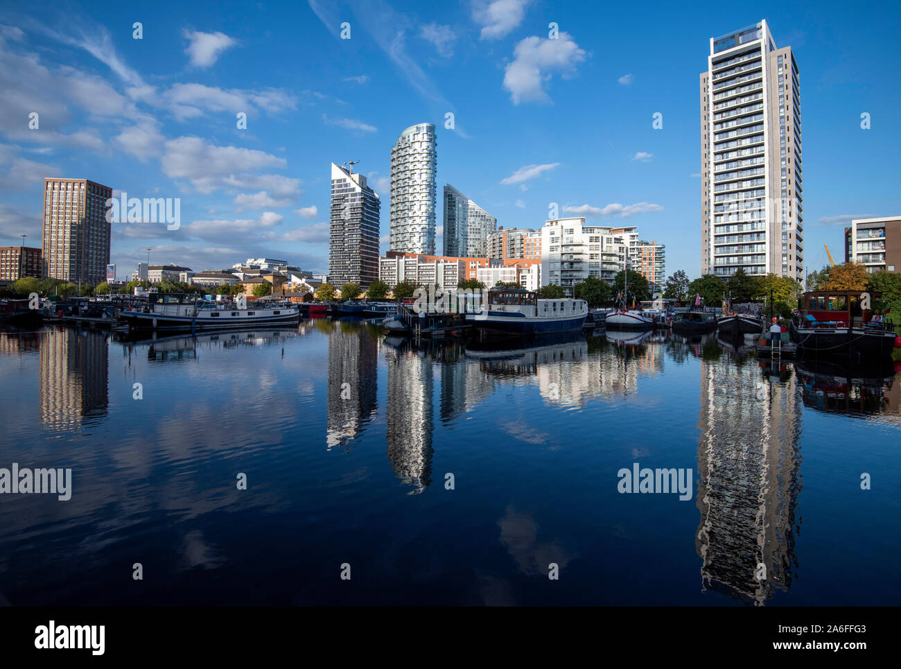 Reflexionen in Poplar Dock Marina im Osten von London, England, Großbritannien Stockfoto