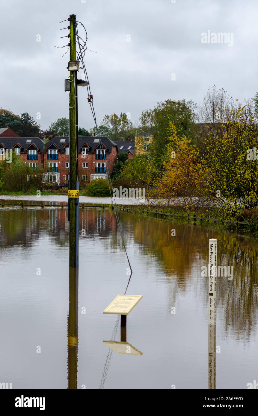 Flut in Staffordshire Stadt Stein, UK. Trent die Straßen überflutet und die Krone Wiese. Einige Autos wurden im Wasser ertrinken. Stockfoto