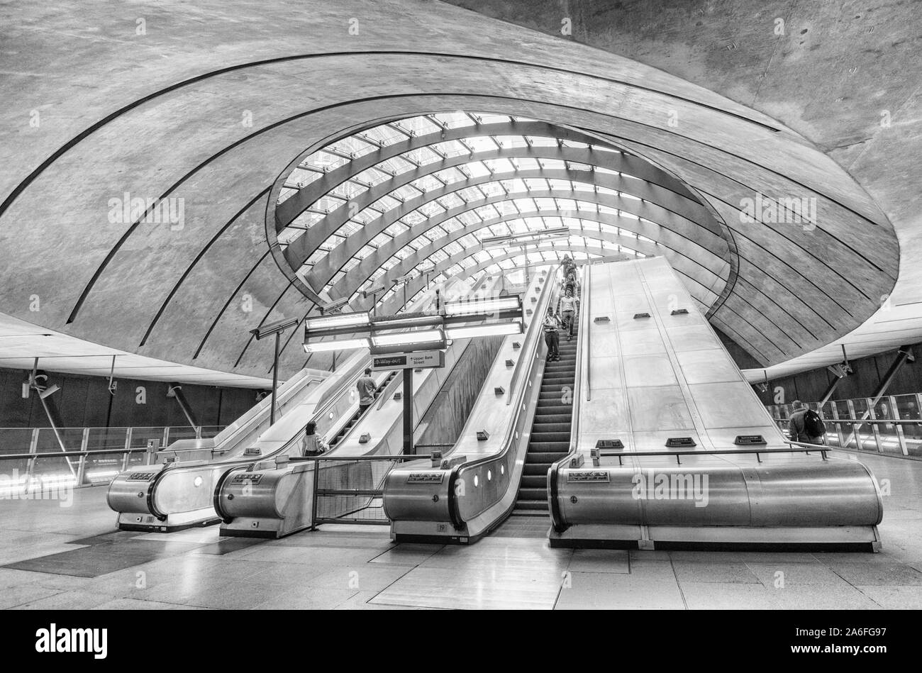 Rolltreppe nach unten führende an der Canary Wharf U-Bahnstation in London, England, Großbritannien Stockfoto