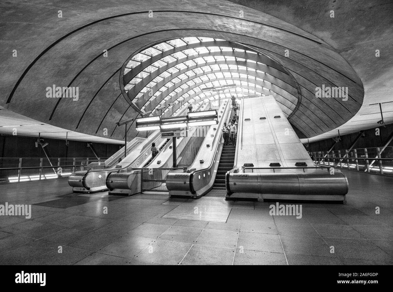 Rolltreppe nach unten führende an der Canary Wharf U-Bahnstation in London, England, Großbritannien Stockfoto