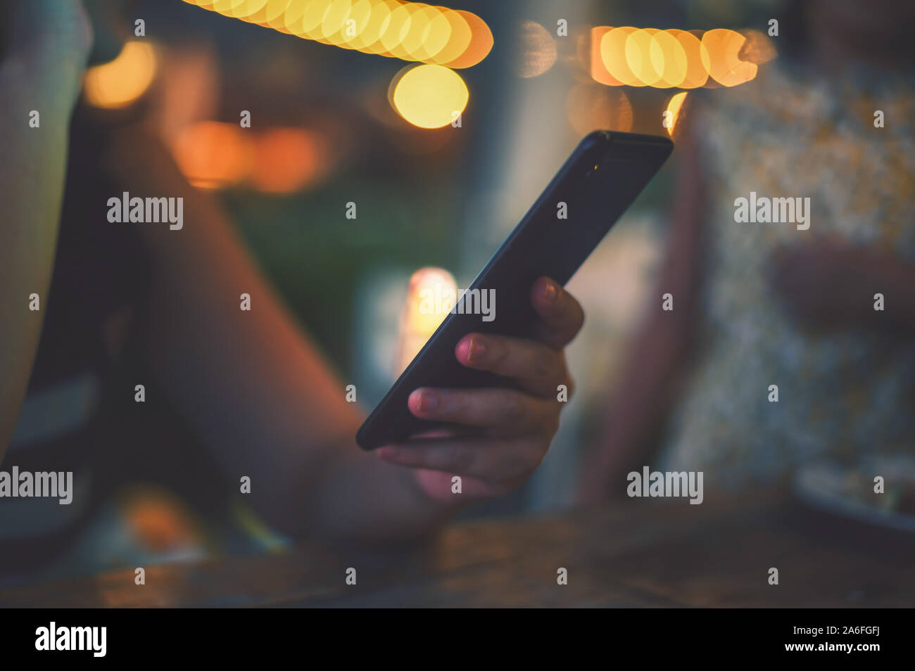 Hand mit Smartphone mit Social Media Konzept Stockfoto