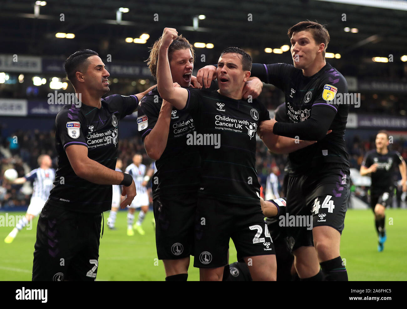 Von Charlton Athletic Josh Cullen (Mitte rechts) feiert zählende zweite Ziel seiner Seite des Spiels mit Teamkollegen während der Sky Bet Championship Match in West Bromwich, West Bromwich. Stockfoto