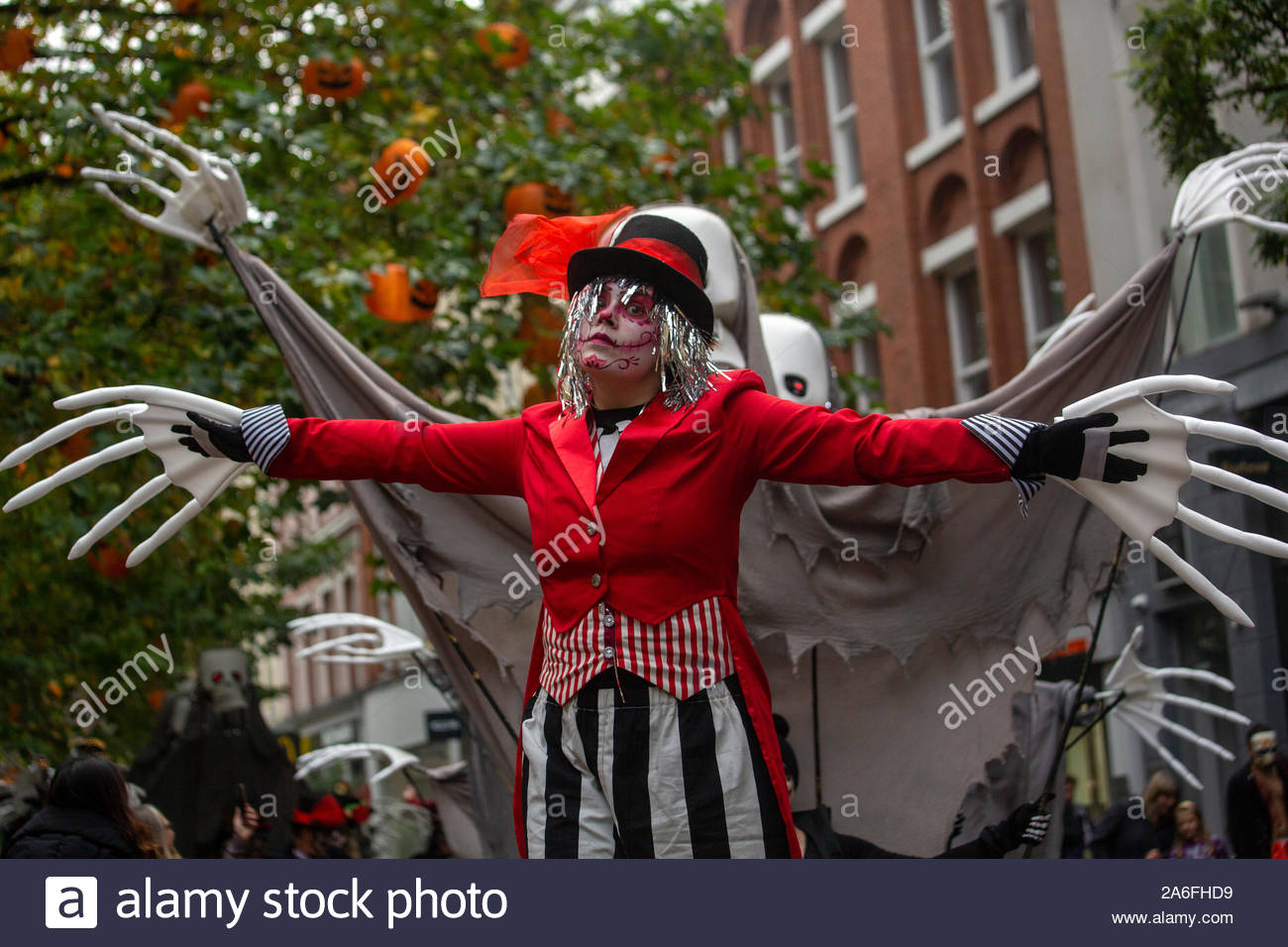 Manchester, UK, 26. Oktober 2019. Käufer im Zentrum von Manchester wurden behandelt, um einen Geschmack von Halloween so Nachmittag als Mitglieder der Gruppe zu Fuß die Planke auf eine spezielle Anzeige Ihrer abiliities zur Freude der Kinder und Erwachsene gleichermaßen. Credit: Clearpix/Alamy Live News Credit: Clearpix/Alamy Live News Credit: Clearpix/Alamy Live News Credit: Clearpix/Alamy Live News Credit: Clearpix/Alamy Live News Credit: Clearpix/Alamy Live News Credit: Clearpix/Alamy Live News Credit: Clearpix/Alamy Live News Credit: Clearpix/Alamy leben Nachrichten Stockfoto