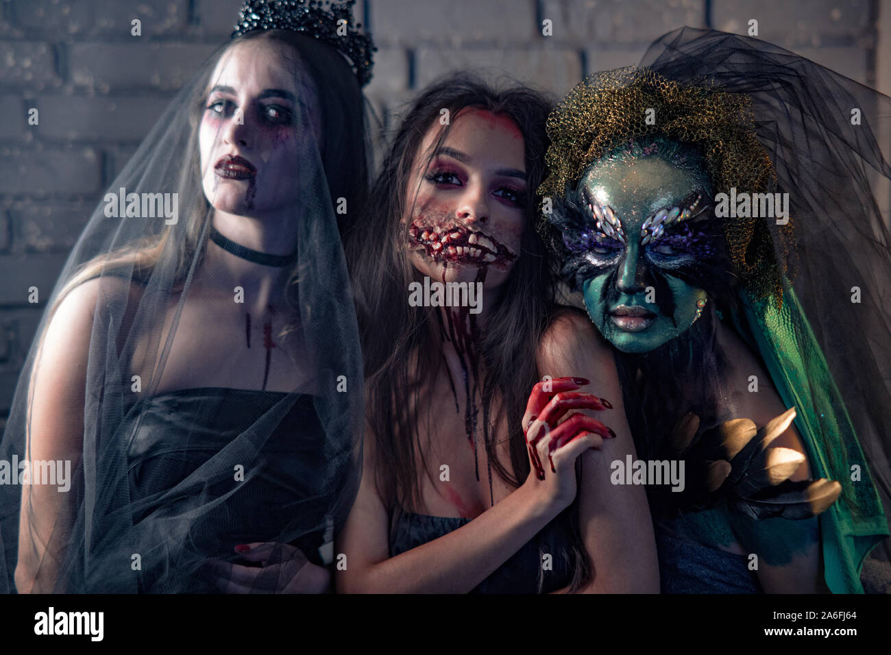 Drei Frauen in einem Karneval Kostüme von einem Vampir braut, blutige Mutant und Hexe. Halloween Konzept. Stockfoto