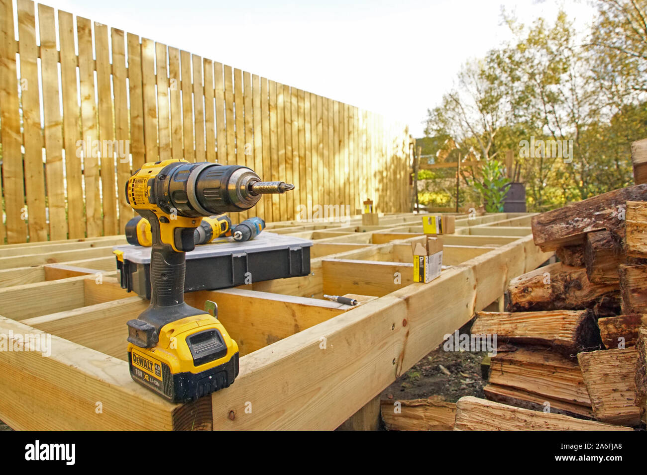 DeWalt Bohrmaschine auf einen Rahmen von aufgeworfen Deck in Garten, DIY, Do It Yourself, Garten, Garten arbeiten Stockfoto