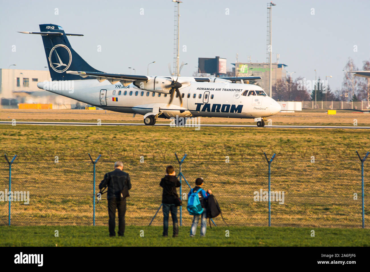 Prag, Tschechische Republik - 14. März 2014. Leute, die Flugzeuge landen und Am Flughafen Stockfoto