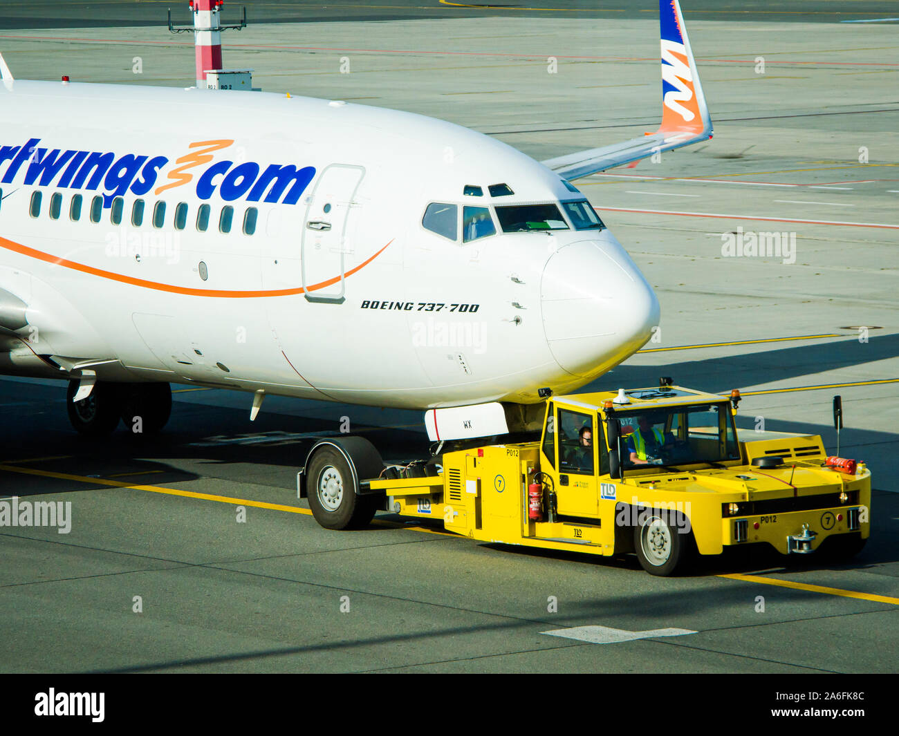 Prag, Tschechische Republik - 17. September 2012. Flugzeug navigiert durch assitance an Vaclav Havel Flughafen Stockfoto