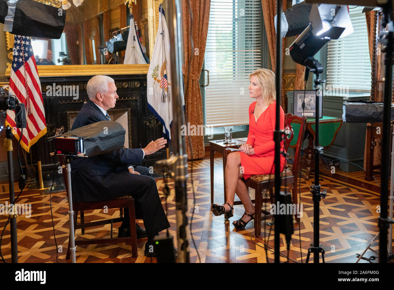 Washington, Vereinigte Staaten von Amerika. 22 Okt, 2019. USA. Okt. 25, 2019. Vice President Mike Pence nimmt in einem Interview mit Laura Ingraham der FOX News Dienstag, Oktober 22, 2019, im Schraubstock PresidentÕs zeremonielle Amt in der Eisenhower Executive Office Building des Weißen Hauses. Personen: Vice President Mike Pence Credit: Stürme Media Group/Alamy Live News Credit: Stürme Media Group/Alamy leben Nachrichten Stockfoto