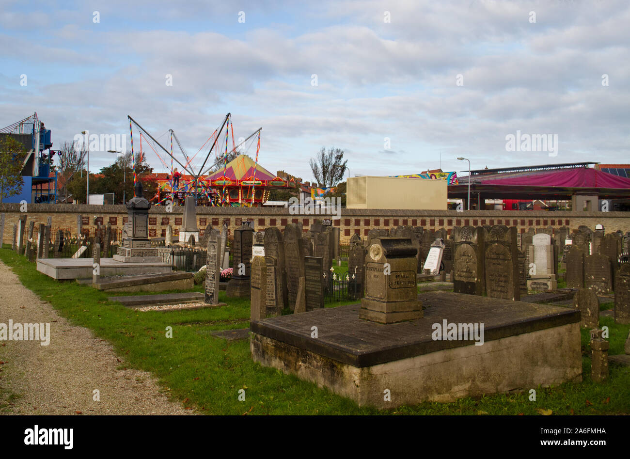 Kontrast: Trauer und Freude, Messegelände direkt auf den Friedhof Stockfoto