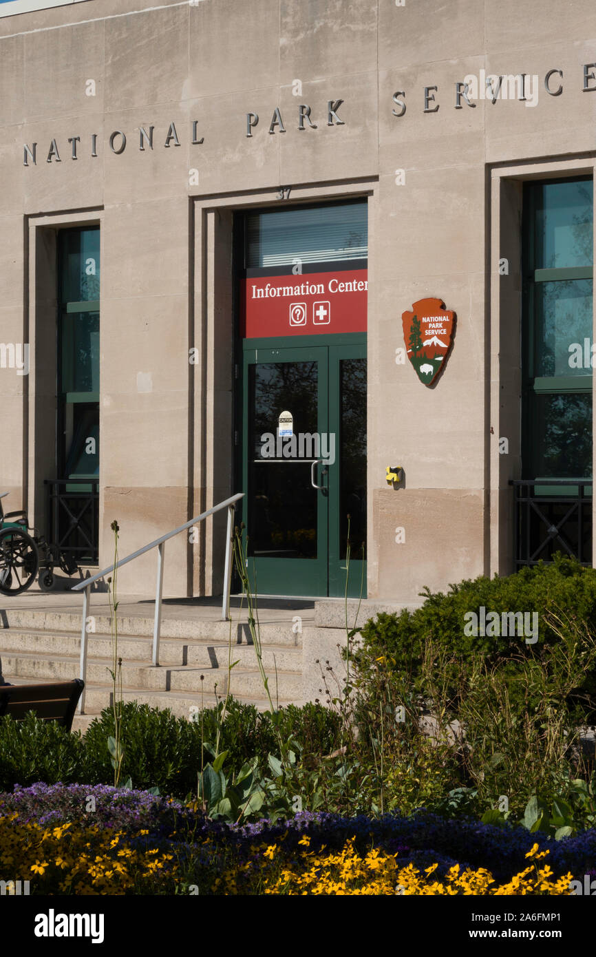 National Park Service Information Center ist auf Liberty Island im Hafen von New York, New York City, USA Stockfoto