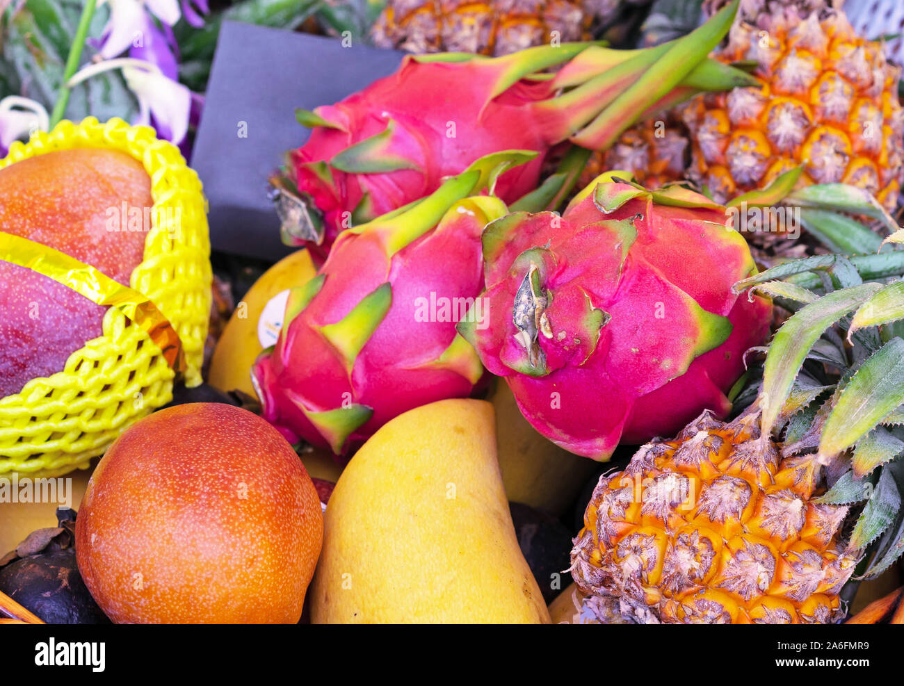 Mix aus frischen exotischen Früchten wie Dragon Obst, Mango und Ananas. Stockfoto