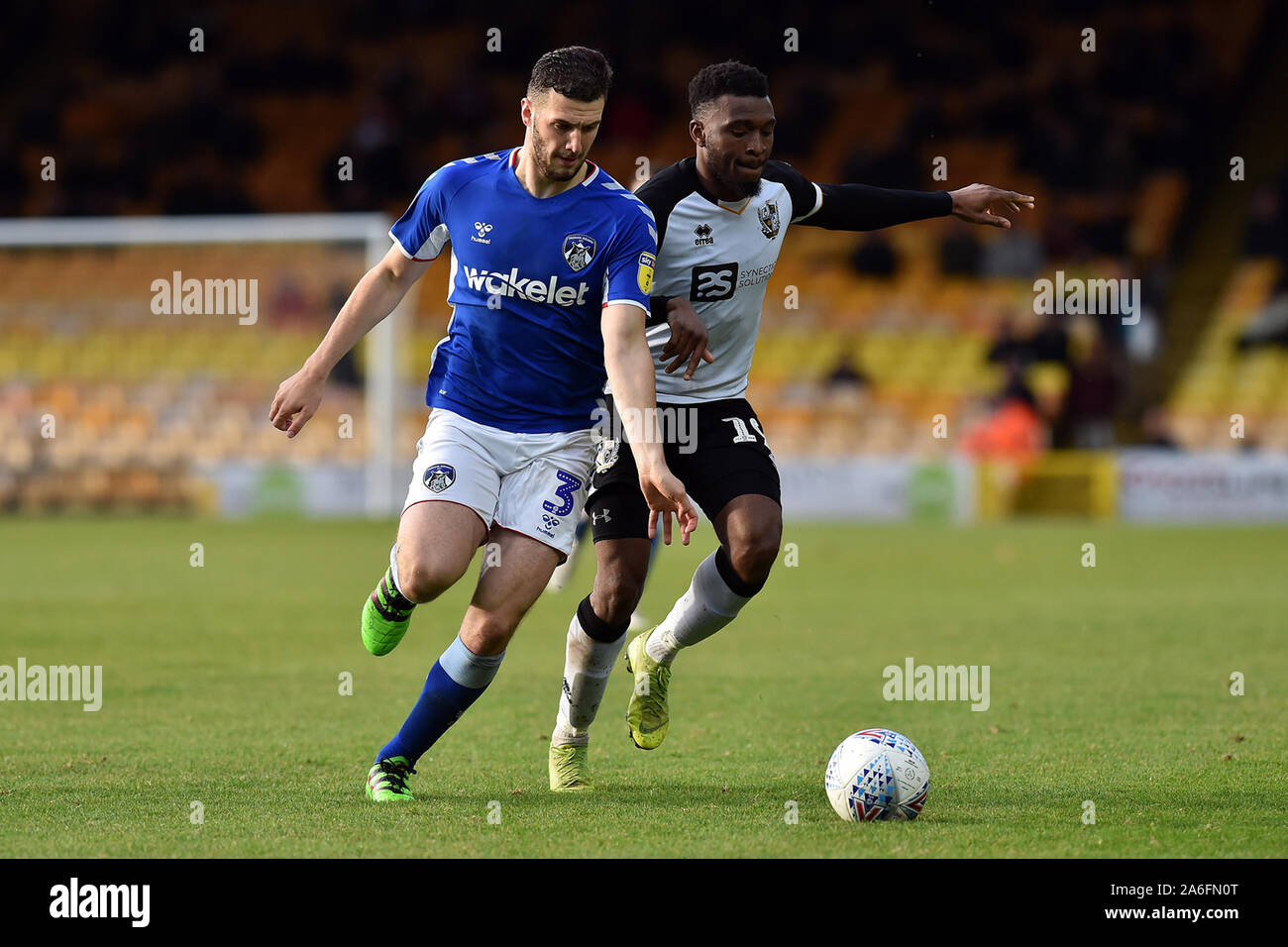 Burslem, UK. 26 Okt, 2019. BURSLEM, England. 26. Oktober Port Vale's David Amoo und Oldham's Alex Iacovitti in Aktion während der Sky Bet Liga 2 Match zwischen Port Vale und Oldham Athletic im Vale Park, burslem am Samstag, den 26. Oktober 2019. (Credit: Eddie Garvey | MI Nachrichten) das Fotografieren dürfen nur für Zeitung und/oder Zeitschrift redaktionelle Zwecke verwendet werden, eine Lizenz für die gewerbliche Nutzung Kreditkarte erforderlich: MI Nachrichten & Sport/Alamy leben Nachrichten Stockfoto