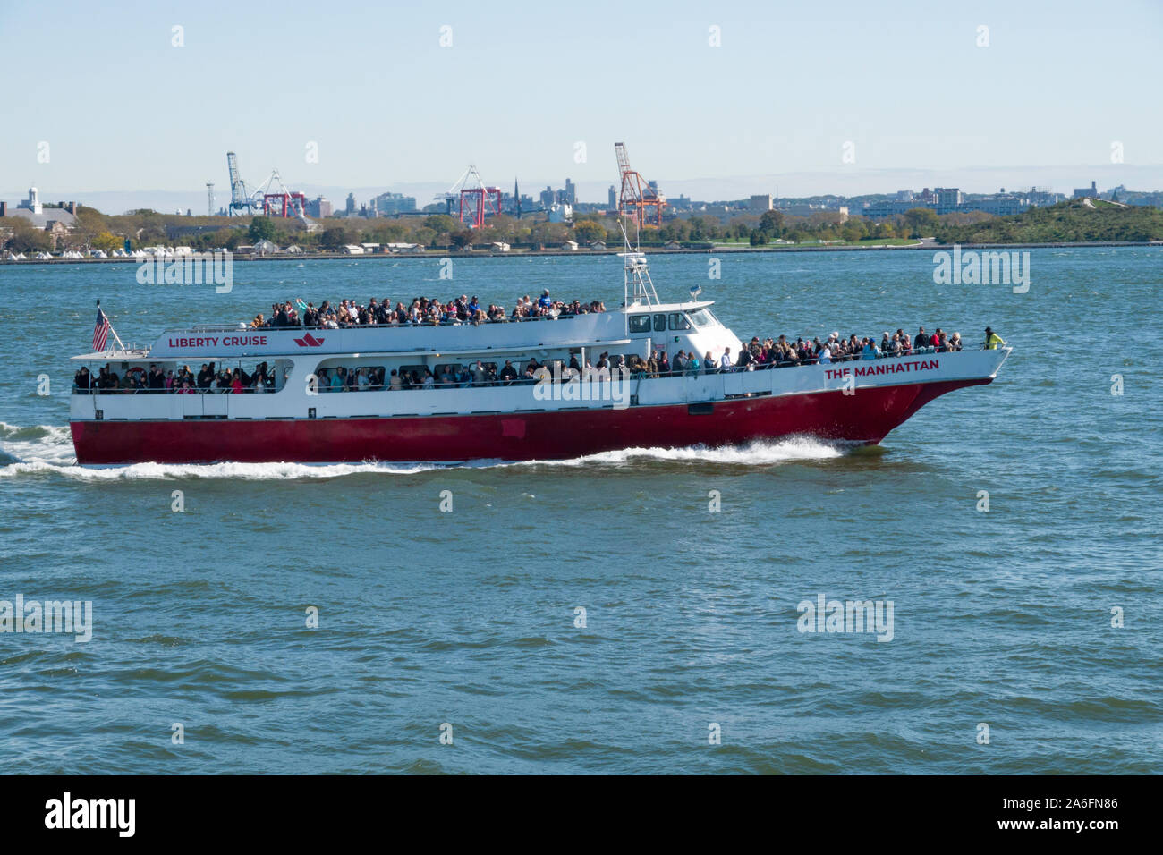 Liberty Kreuzfahrt Exkursion Boot im Hafen von New York ist mit Touristen Stockfoto