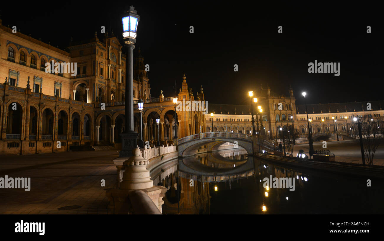 Eine schöne Nacht in der Plaza de Espana in Sevilla, Andalusien, Spanien Stockfoto