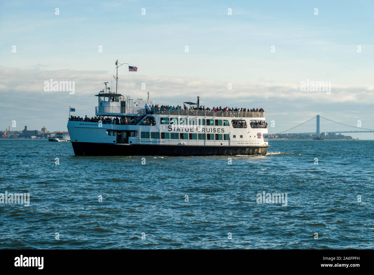 Mit der Fähre von der Freiheitsstatue in den Hafen von New York ist mit Touristen, NYC, USA verpackt Stockfoto