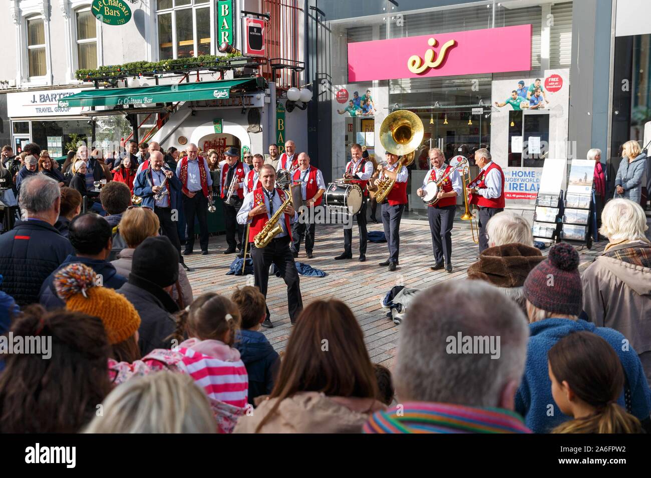 Cork, Irland, 26. Oktober 2019. 42 Guinness Jazz Festival, Cork Cork City. Lamarotte Jazzband aus dem Neatherlands Durchführung außerhalb von Le Chatau und Eir auf St. Patrick's Street. Heute ist der zweite Tag des 42. Gunniess Cork Jazz Festival, das ist von Freitag bis Montag laufen, Jazz Bands aus der ganzen Welt kommen in das Festival durchzuführen. Credit: Damian Coleman Stockfoto