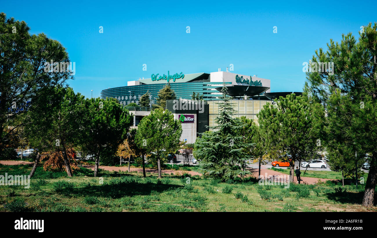 Madrid, Spanien - 26.Oktober 2019: Fassade des El Corte Ingles stop in Sanchinarro Stockfoto